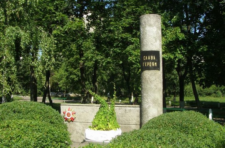 Памятный знак защитникам и освободителям Киева, установленный по улице Серафимовича, 9а перед главным входом в гимназию №191 имени П.Г. Тычины. 