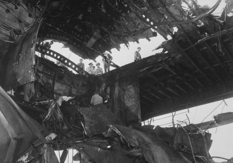Вид на самолетный ангар американского авианосца «Рандолф», поврежденный в результате атаки камикадзе. Май, 1945 г.