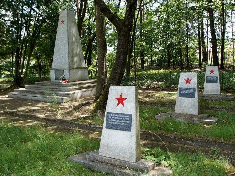 Памятник и братские могилы на кладбище.
