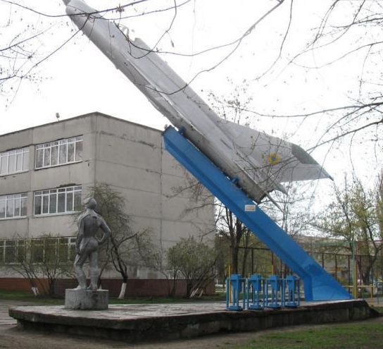 Памятный знак-самолет МИГ-21 и скульптура пилота – установлены на территории школы №228 по улицы Березняковской, 34. Он посвящен летчикам-ветеранам 17-й воздушной армии, защищавшим небо Киева во время войны. 