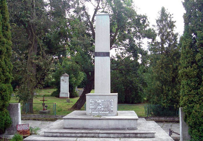 г. Штум. Памятник по улице Пененжно, установленный на братской могиле, в которой похоронено 405 советских воинов, в т.ч. 327 неизвестных. 