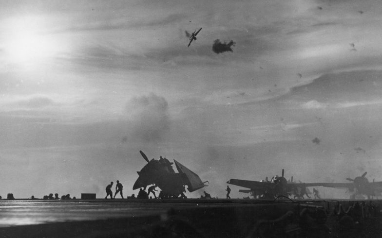 Самолет камикадзе атакует американский эскортный авианосец «Натома Бэй». Май, 1945 г.