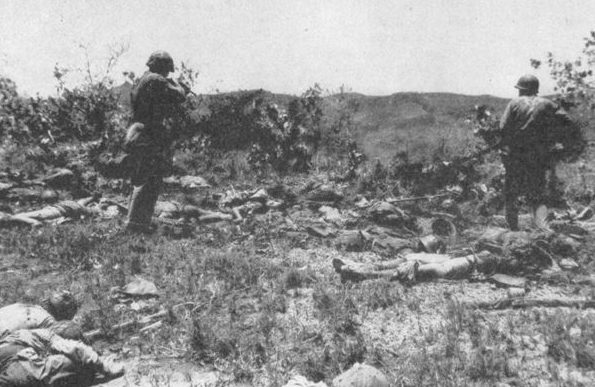 Американцы осматривают поле боя после банзай-атаки. 1944 г.