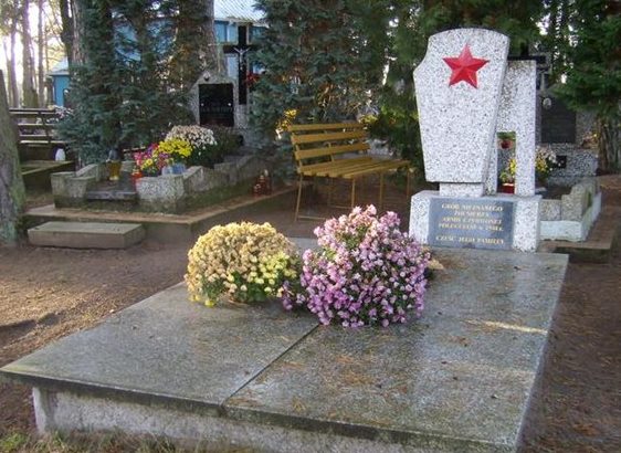 с. Орля, Бельского повята. Памятник на братской могиле, где похоронено 17 советских воинов.