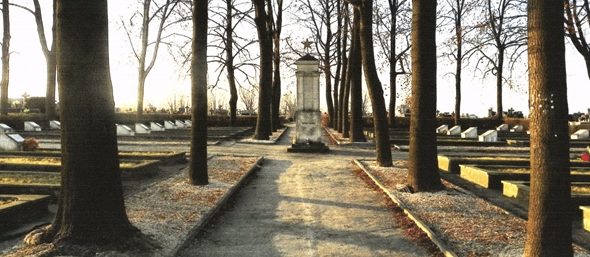 г. Стопница, повят Буско. Воинское кладбище по улице Костюшко, 2, где похоронено 1 891 советских воинов, в т.ч. 1 734 неизвестных, погибших в годы войны. 