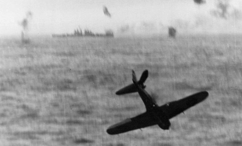 Сбитый самолет камикадзе А6M5 «Зеро» у борта авианосца «Эссекс». Май, 1945 г.
