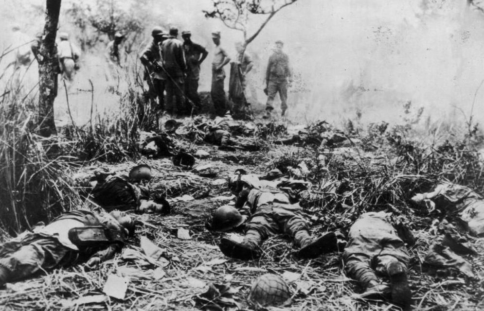 Американцы осматривают поле боя после банзай-атаки. 1944 г.