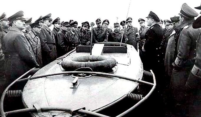 Демонстрация взрывающегося катера-торпеды типа «Linsen».