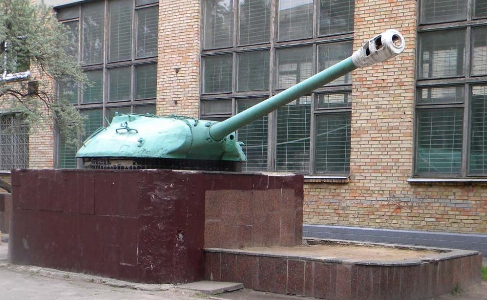 Башня танка ИС-3 по улице маршала Гречко, 22а, установлена на территории средней школы №45 в честь танкистов, освобождавших город.
