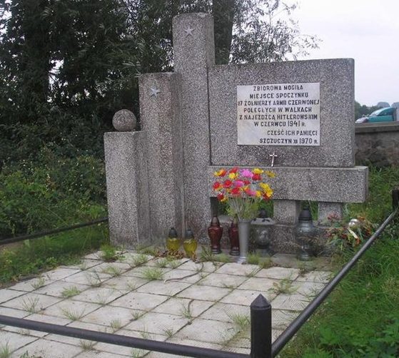 г. Щучин, Граевский повят. Памятник на братской могиле на Римско-католическом кладбище, в которой захоронено 17 воинов. 