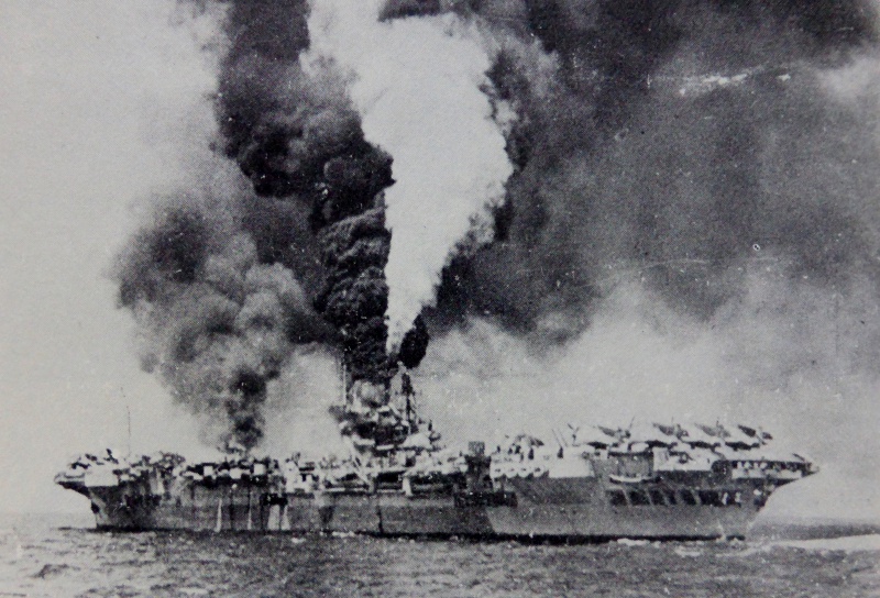 Пожар на британском авианосце «Формидебл» после атаки летчика-камикадзе во время сражения за остров Окинава. Май. 1945 г.