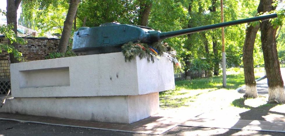 Башня танка Т-34-85 по улице Хорольской, 19, установлена на территории средней школы №42 в честь воинов-освободителей города. 