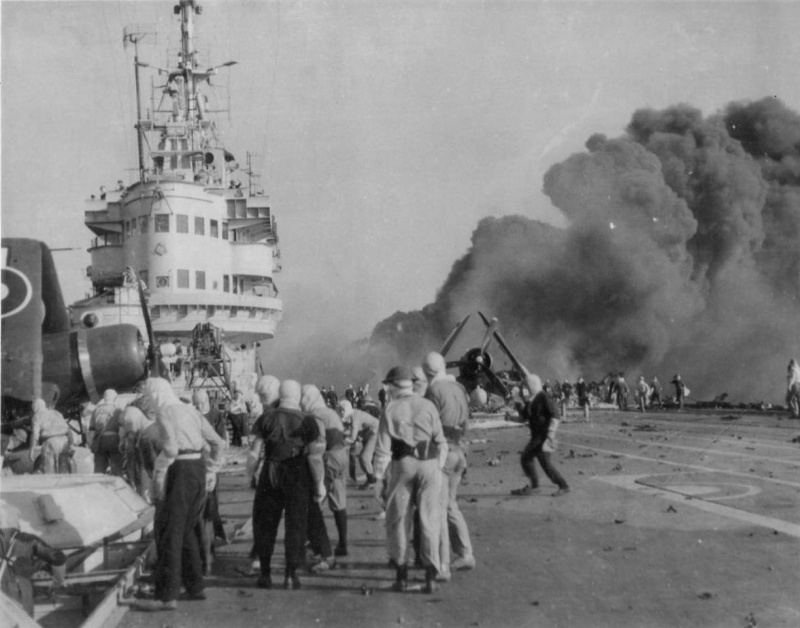 Палуба английского авианосца «Индомитебл» после атаки самолетов камикадзе. Май, 1945 г.