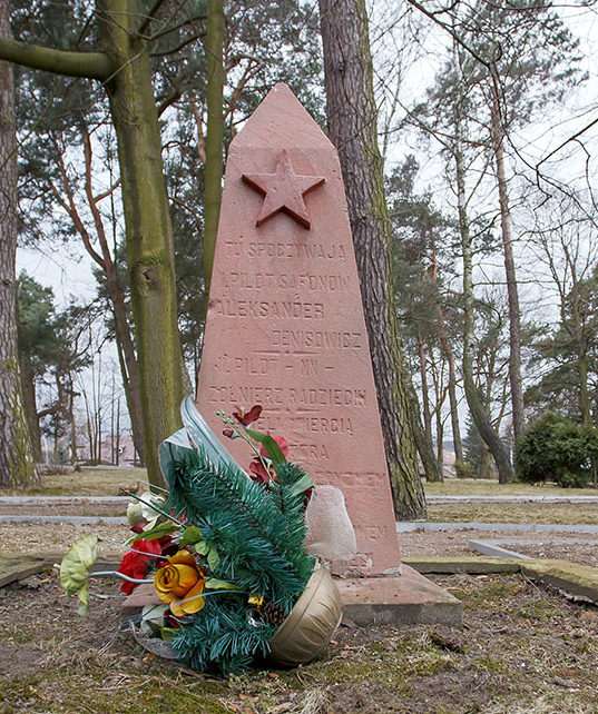Памятник на могиле пилотов Красной Армии.