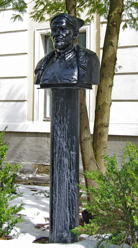 Бюст дважды Герою Советского Союза С.А. Ковпаку, установленный возле гимназии восточных языков по улице Федора Кричевского.