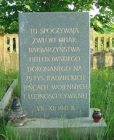 Памятный знак на кладбище.