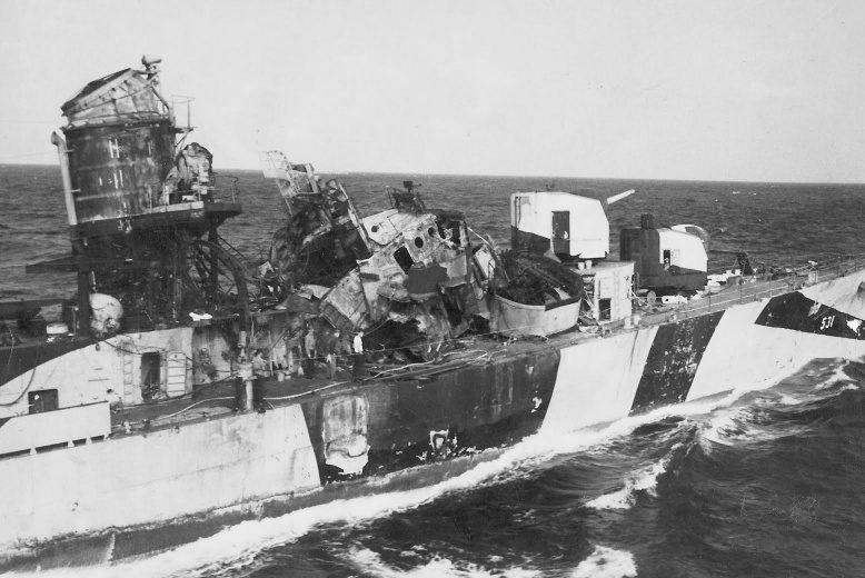 Американский эсминец «Хейзелвуд», спустя несколько дней после атаки самолета камикадзе. Май, 1945 г.