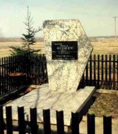 с. Крапивно, Сокульский повят. Памятник, установленный на братской могиле, где похоронено 75 советских воинов, в т.ч. 74 неизвестных, погибших в годы войны. 