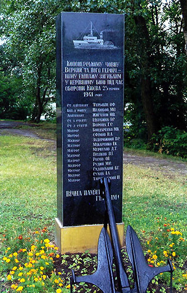 Памятник матросам канонерской лодки «Верный» по улице Электриков был установлен в 2002 году в парке Моряков рядом с монитором «Железняков» на Рыбальском полуострове. Лодка воевала в составе Пинской речной флотилии и погибла в 1941 году.