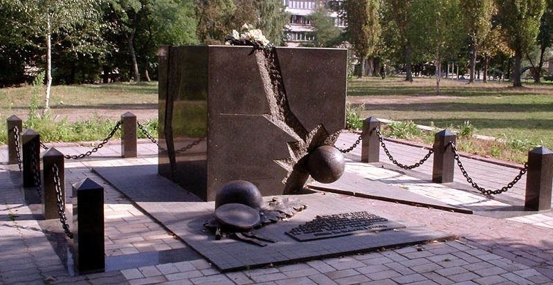 Памятник на месте расстрелов узников Сырецкого концлагеря.