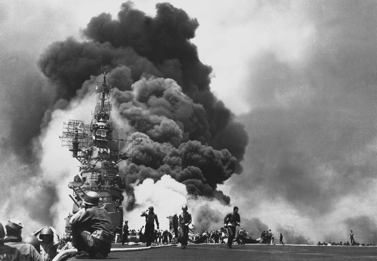 Авианосец «Банкер Хилл» после попадания двух самолетов камикадзе у Окинавы. Май, 1945 г.