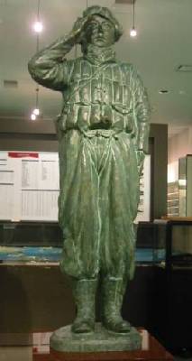 Статуя камикадзе при входе в музей военно-морской авиации Канойа.