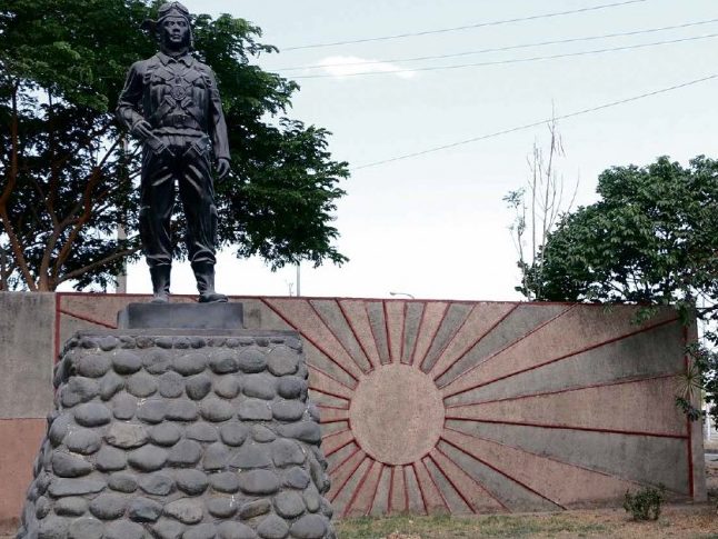 Памятник камикадзе в городе Мабалакат. Филлипины. 