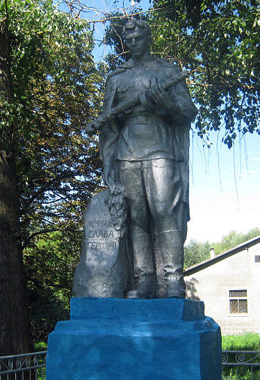 с. Безугловка Згуровского р-на. Памятник в центре села, установленный в 1958 году на братской могиле воинов, погибших в годы войны.