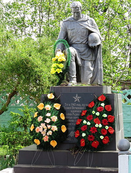 с. Гуровщина Киево-Святошинского р-на. Памятник по улице Киевской, установленный в 1954 году на могиле советских воинов, погибших в 1943 года. 
