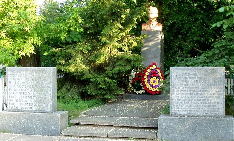 с. Процив Бориспольского р-на. Памятник, установленный в 1976 году по улице Шевченко Герою Советского Союза Кудри И.Д., который погиб в 1942 году. 