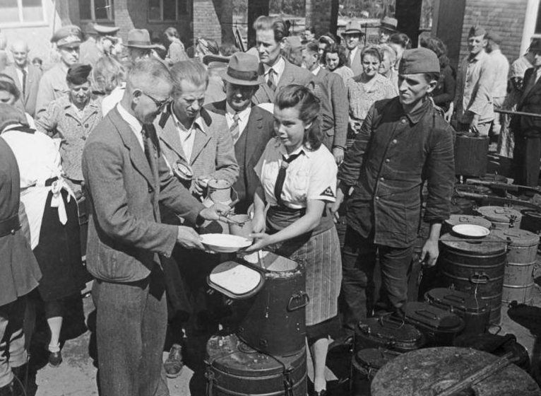 Раздача горячего питания девушками из BDM, пострадавшим от бомбардировок. 30.08.1943 г.