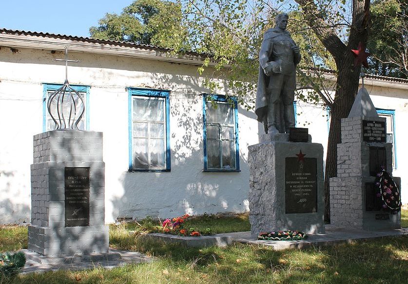 с. Выползки Переяслав-Хмельницкого р-на. Памятник у клуба, установленный в 1976 году на братской могиле воинов, погибших в годы войны. 
