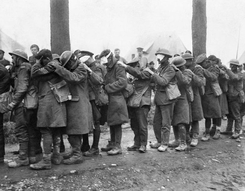 Британские солдаты, ослепленные слезоточивым газом в битве при Эстерире, 10 апреля 1918 года.
