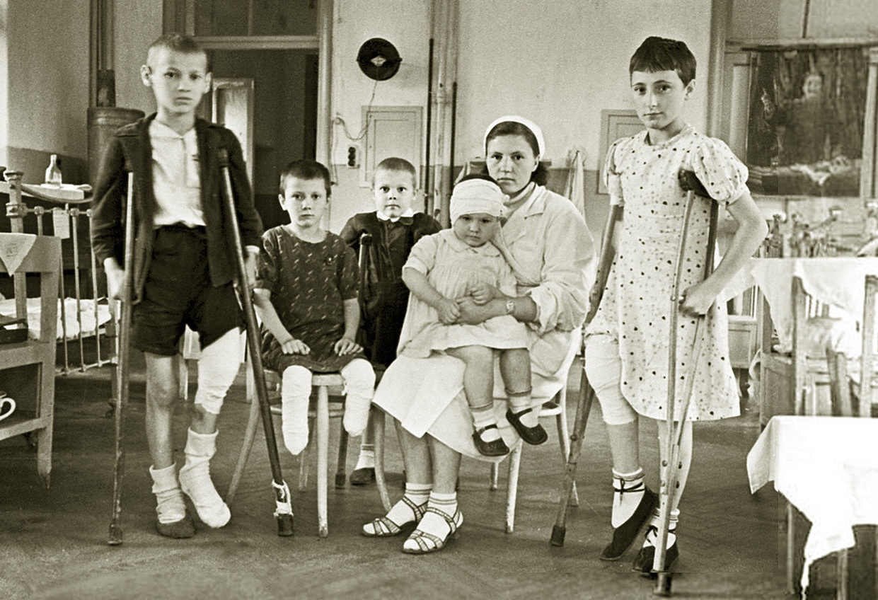 Искалеченные фашистскими снарядами дети лечатся в больнице. Ленингадский педиатрический медицинский институт. 1 апреля 1942 г.