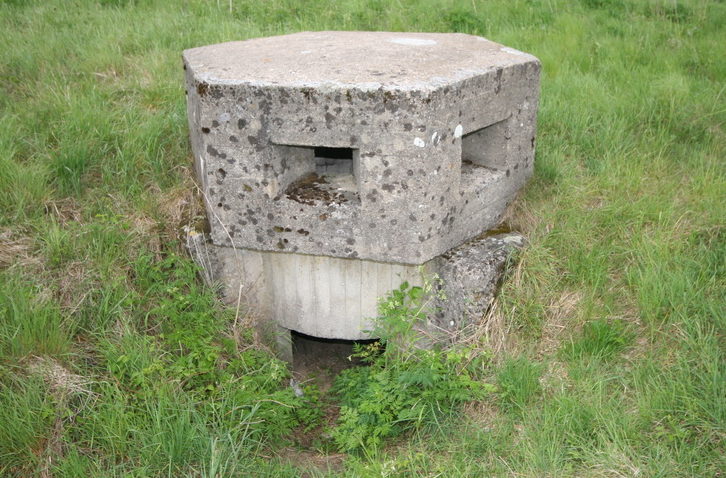 ДОТ типа «Тобрук» с бетонным колпаком.