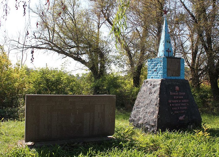 с. Вининцы Переяслав-Хмельницкого р-на. Памятник, установленный в 1967 году на братской могиле, погибшим в годы войны. 