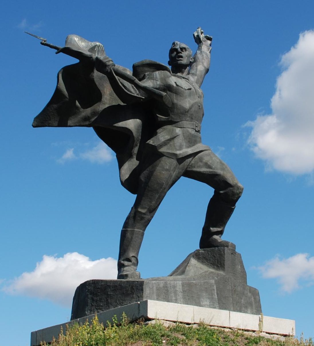Скульптура солдата на мемориале.