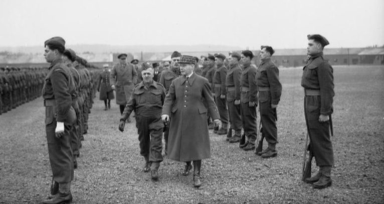 Французский генерал Морис Гамелин осматривает канадские войска в Олдершоте. Дюнкерк, 26-29 мая 1940 г. 