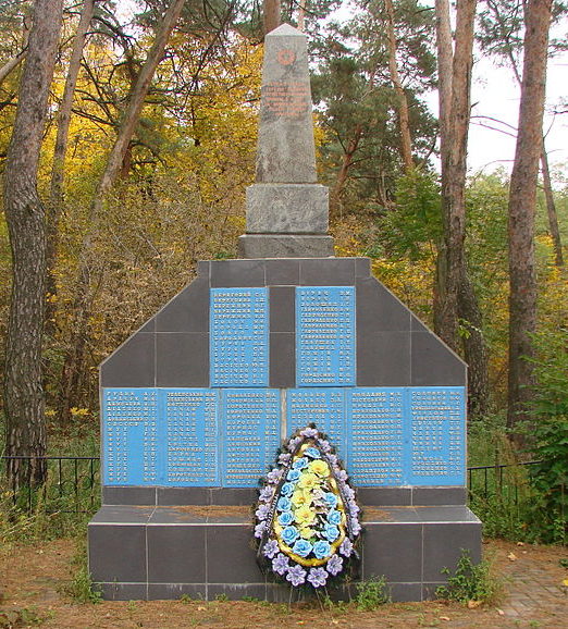  с. Сулимовка Бориспольского р-на. Памятник в центре села, установленный в 1960 году воинам-односельчанам, погибшим в годы войны.
