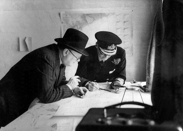 Уинстон Черчилль и Бертрам Рамсей над картами.