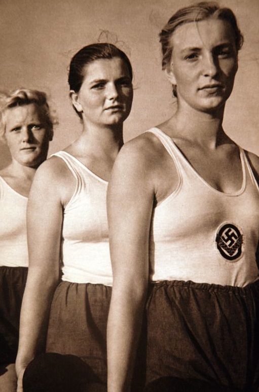 Женщины из Службы труда Рейха.