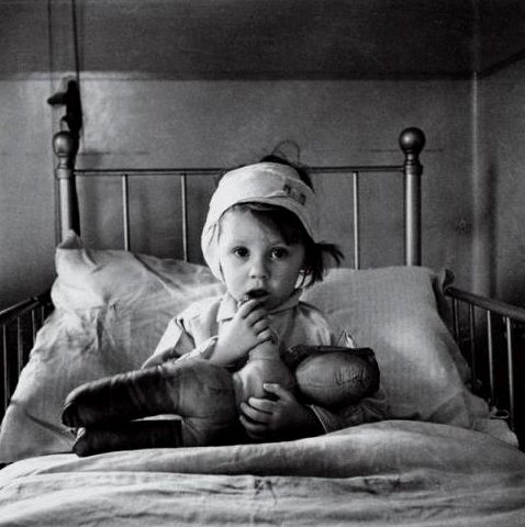 Искалеченные фашистскими снарядами дети лечатся в больнице. Ленингадский педиатрический медицинский институт. 1 апреля 1942 г.