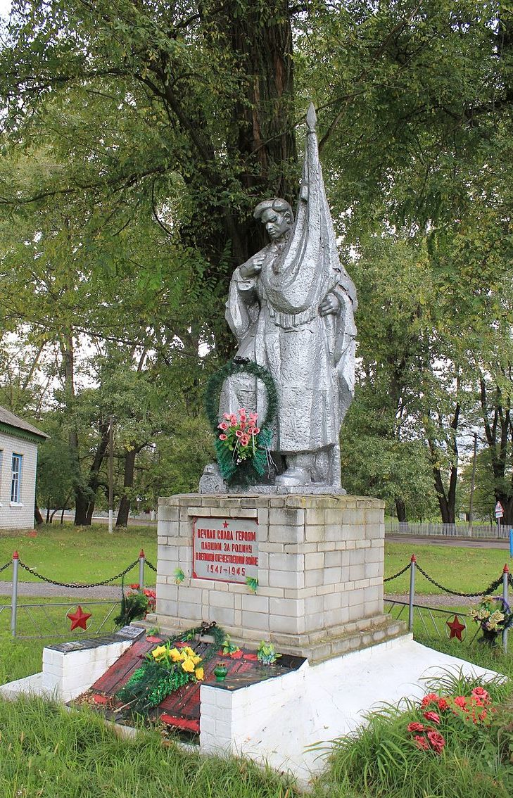 с. Волчков Переяслав-Хмельницкого р-на. Памятник у клуба, установленный в 1950 году на братской могиле воинов, погибших в годы войны. 