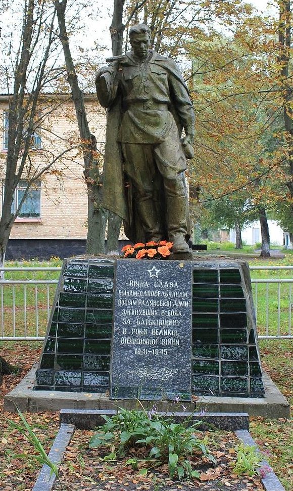 с. Гайшин Переяслав-Хмельницкого р-на. Памятник у школы, установленный в 1963 году на братской могила воинов, погибших в годы войны.