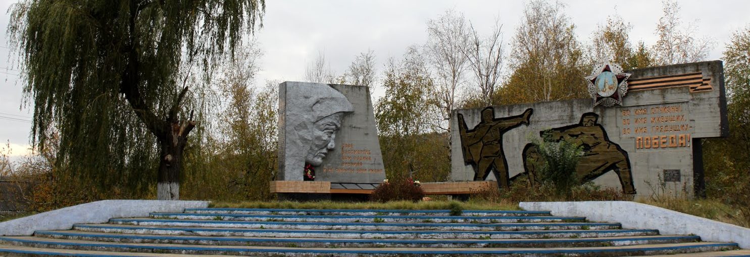 с. Байталы Ананьевского р-на. Мемориал в центре села, установленный в 1975 году на братской могиле воинов, погибших при освобождении села 31 марта 1944 года. 