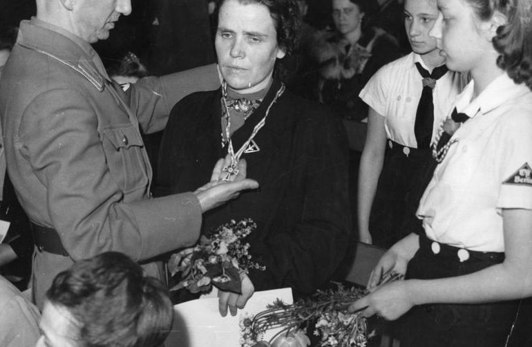 Торжественное вручении Почетного креста немецкой матери. Берлин, 05.17.1943 г.