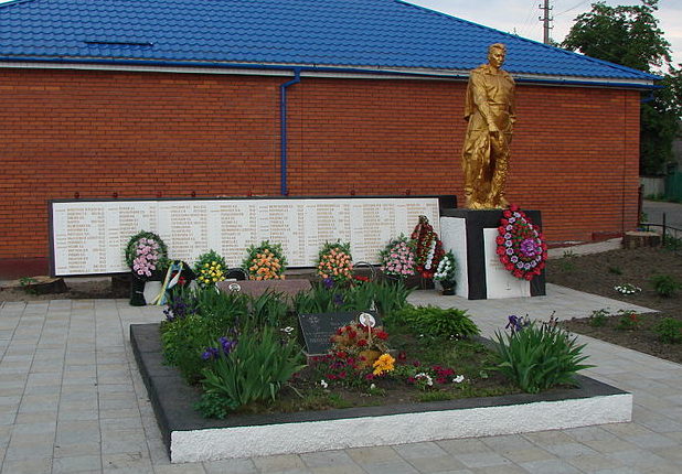 п. Дымер Вышгородского р-на. Памятник на братской могиле, в которой похоронено 114 воинов, погибших в 1943 году на Лютежском плацдарме. Здесь же находится и могила генерала Бударина. 