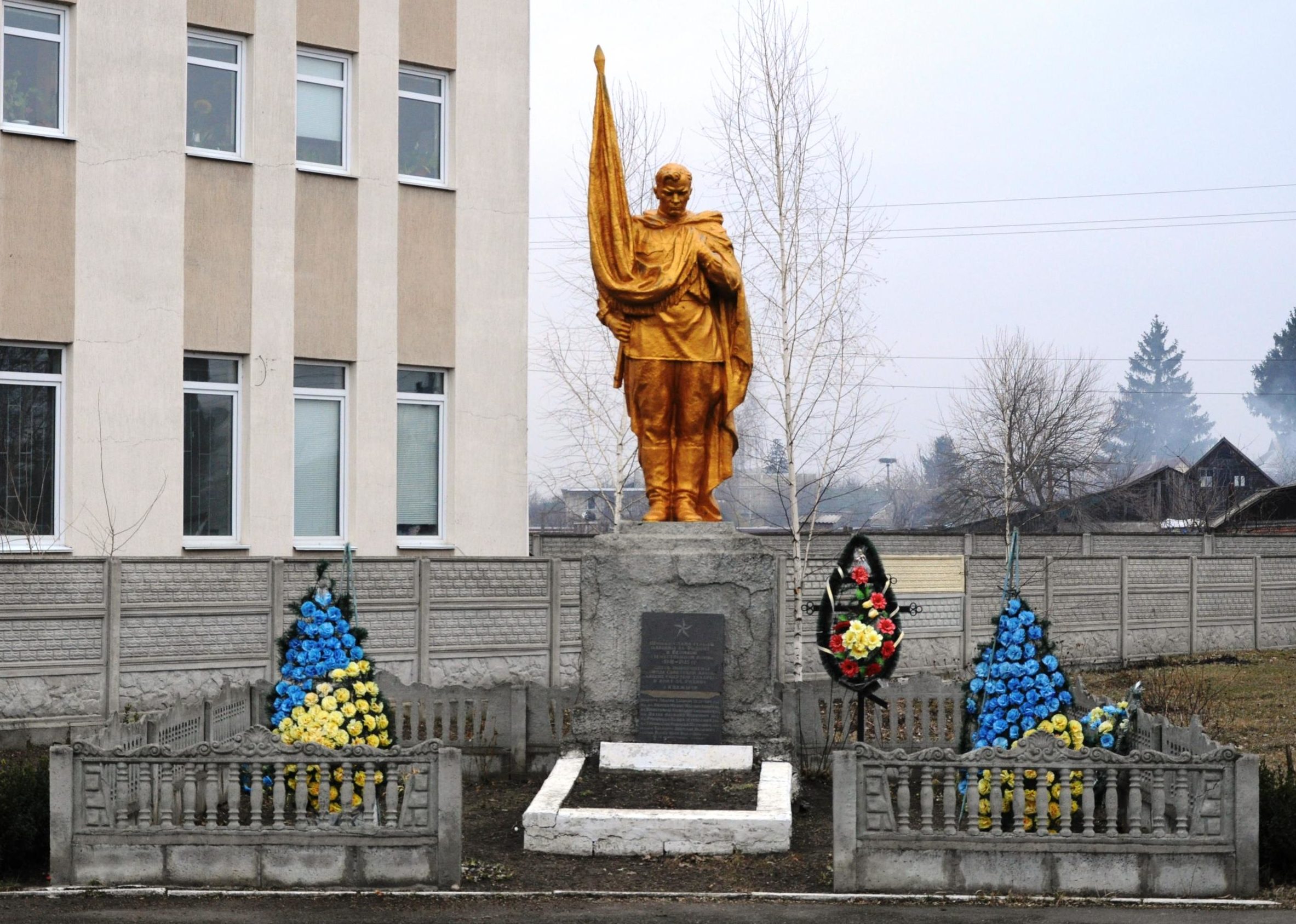 с. Княжичи Киево-Святошинского р-на. Памятник, установленный на братской могиле воинов, погибших в годы войны. 