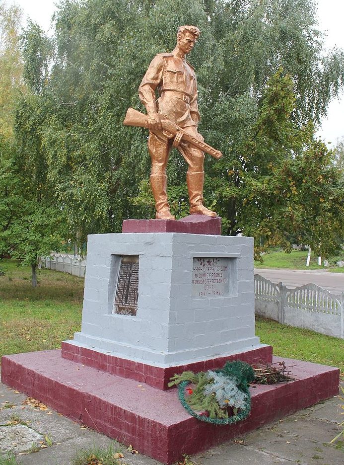 с. Гланышев Переяслав-Хмельницкого р-на. Памятник возле магазина, установленный в 1962 году на братской могиле воинов, погибших в годы войны. 