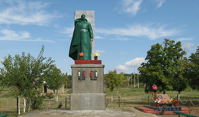с. Долинское Ананьевского р-на. Памятник 51 воину-односельчанину, погибшему в годы войны.
